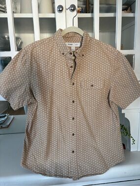 Old Navy Tan Short-Sleeve Button-Down Shirt with Small White Print